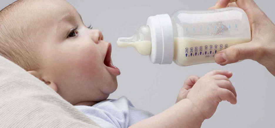 Không nên pha sữa công thức nói chung & nan nga organic nói riêng với nước khoáng để tránh khiến trẻ dư chất