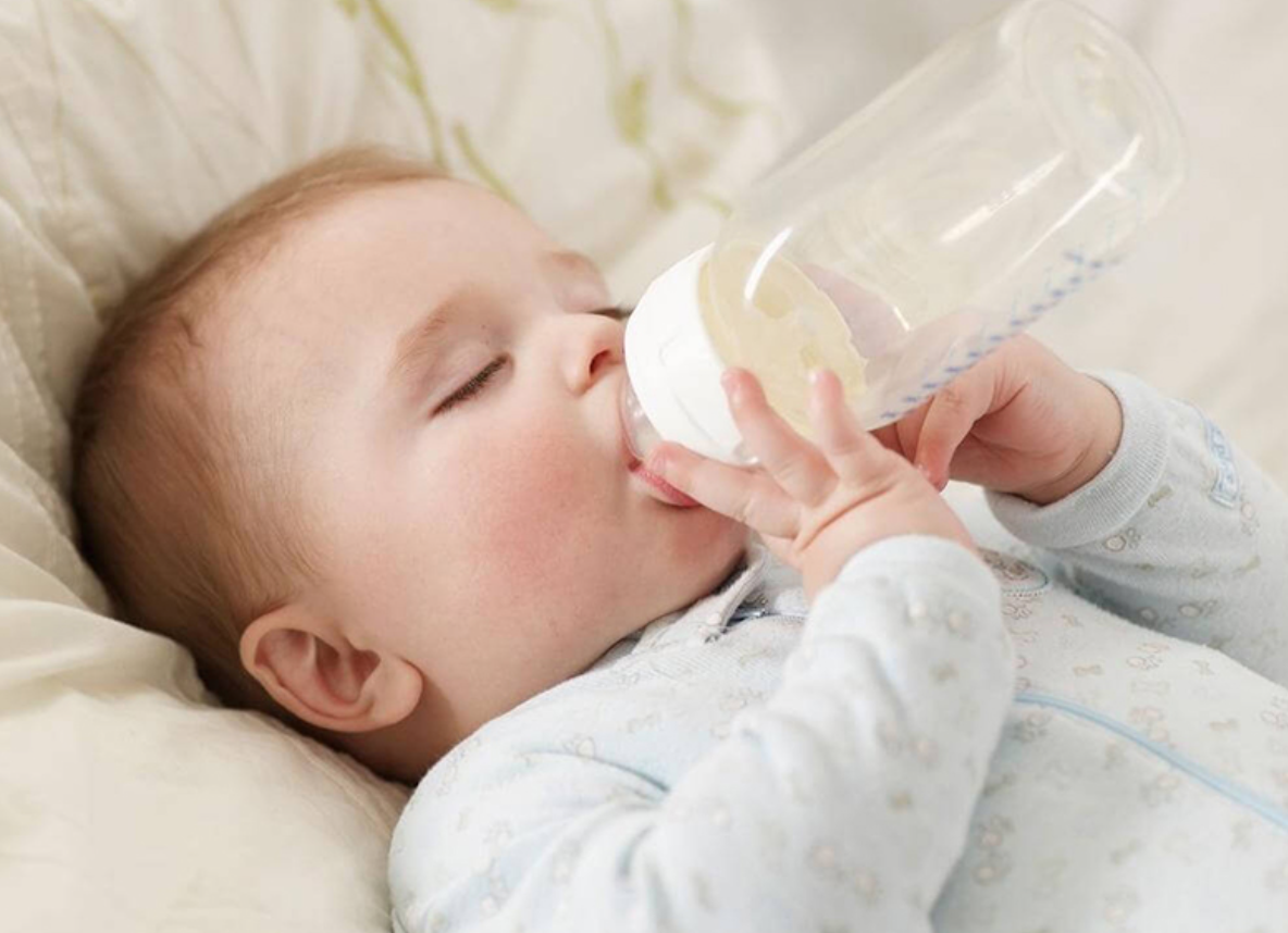 Để bé bú sữa Nan Nga nhập khẩu và xách tay an toàn & không bị trào ngược dạ dày, mẹ cần chú ý tư thế bú