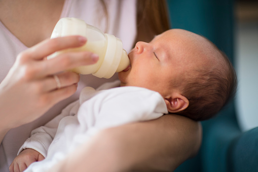 Trẻ uống sữa Nan Nga nhập khẩu và xách tay, sữa nào hiệu quả hơn?