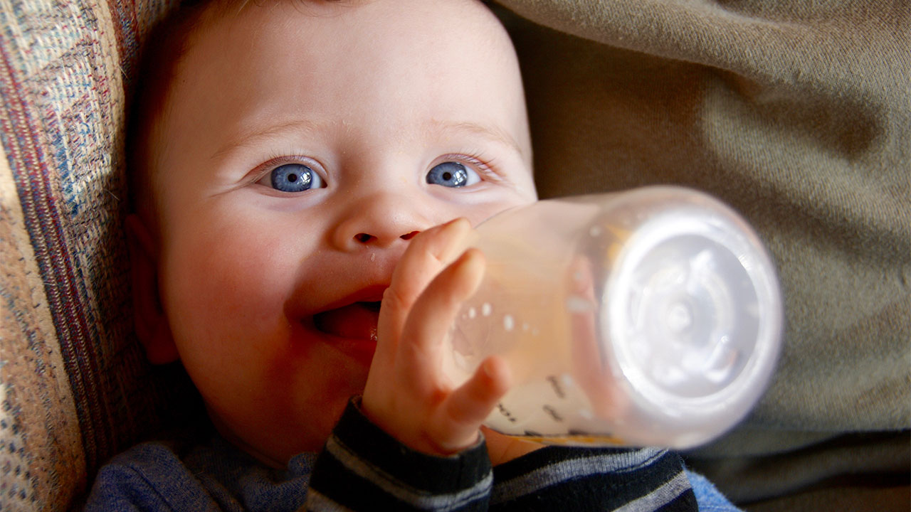 Mẹ thiếu sữa có nên chọn sữa Nan Optipro Nga cho bé uống không?