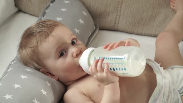 Lưu ý gì khi cho bé bú kết hợp sữa mẹ và Nan Optipro Nga?