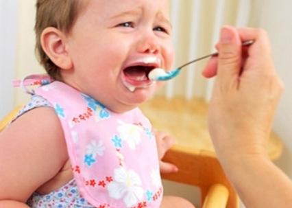 Bố mẹ không nên cho con ăn quá nhiều tránh tình trạng con không chịu uống sữa